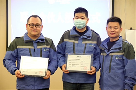 為周總（左），王總（中）頒發(fā)左右手股權(quán)證書(shū)